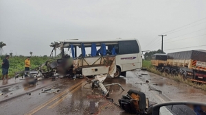 Acidente entre micro-ônibus e caminhão deixa 12 mortos no Pará